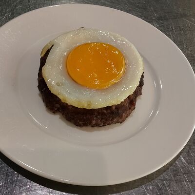 Бифштекс рубленый из говядины с яйцом в Буркина Фасоль по цене 380 ₽