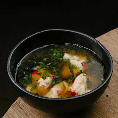 Мисо суп с вонтонами в Джимми Чу по цене 710 ₽