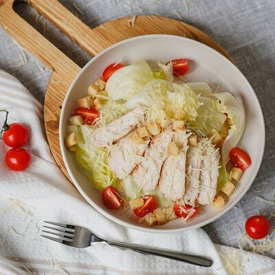 Салат Цезарь с курицей в Панда Бистро по цене 417 ₽