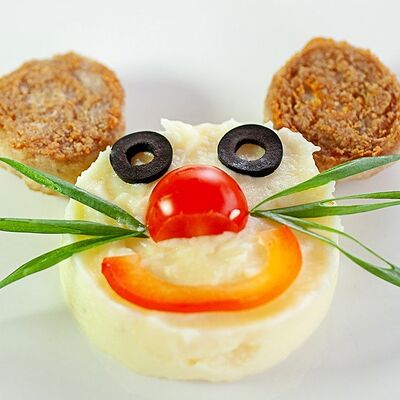 Картофельное пюре с котлетками Микки Маус в Рандеву по цене 320 ₽