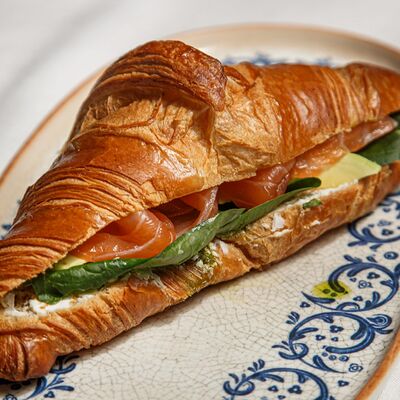 Круассан с лососем, авокадо и шпинатом в Философия по цене 800 ₽
