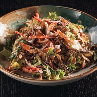 Салат с рваной говядиной в Harats по цене 670 ₽