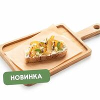 Брускетта с печеной грушей и сыром дорблю в Шоколадница