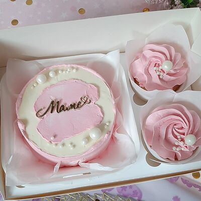 Бенто-торт с топпером маме и 2 капкейка в Чародейка сладостей по цене 3090 ₽