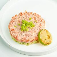 Тартар из лосося с тобико и соусом спайси в ЁБИСАН