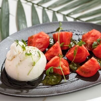 Буррата со сладкими томатами в Лебовски Пицца и Боулинг по цене 870 ₽