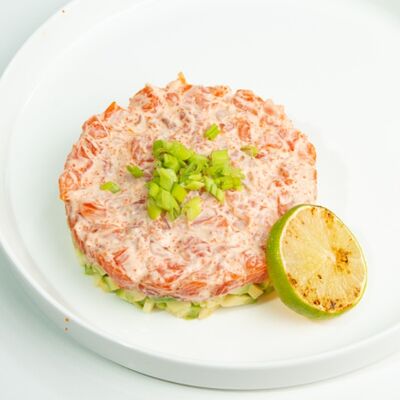 Тартар из лосося с тобико и соусом спайси в ЁБИСАН по цене 1689 ₽