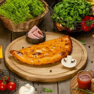 Кальцоне ветчина-грибы 🍕 в Max & Pizza по цене 550 ₽