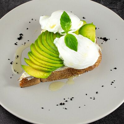 Брускетта авокадо и яйцо пашот в Babbo family cafe по цене 690 ₽