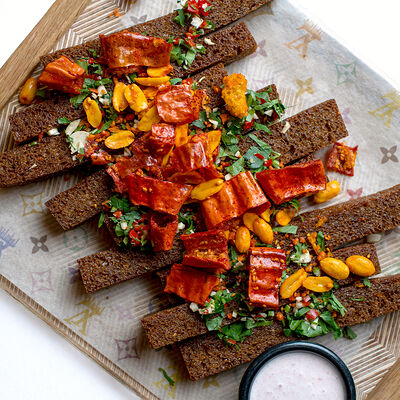 Бородинские гренки с чипсами чили и арахисом в Бибирево по цене 580 ₽