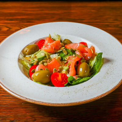 Салат фирменный с лососем в Таверна Фили Хаус по цене 690 ₽