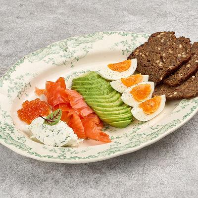 Завтрак с форелью, авокадо и красной икрой в Bist по цене 1290 ₽