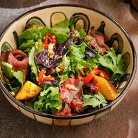 Салат с ростбифом в Асканели Georgian Bistro