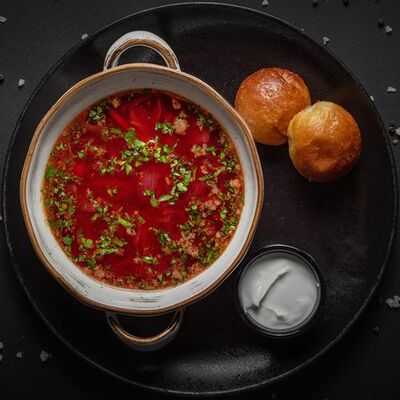 Борщ с пампушками в Mesto Sushi & Grill по цене 260