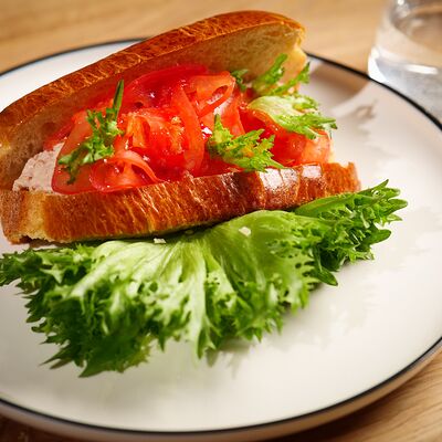 Полубриошь с яйцом бенедикт, соусом беарнез и лососем в Butik по цене 665 ₽