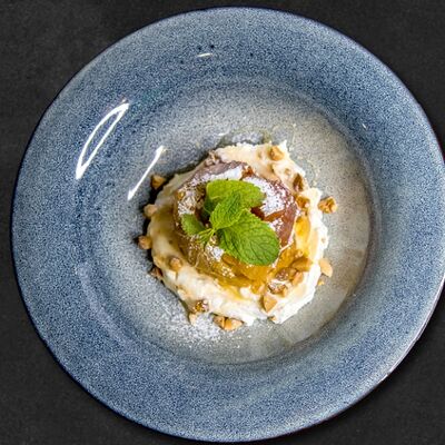 Запечёное яблоко с медом в Брынза по цене 350 ₽