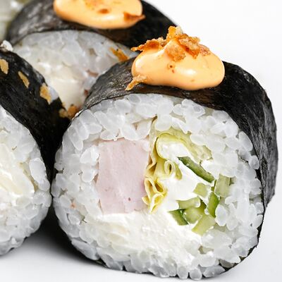 Футомаки с копчёной курицей и огурцом, спайси и луком фри в Ёбисан по цене 609 ₽