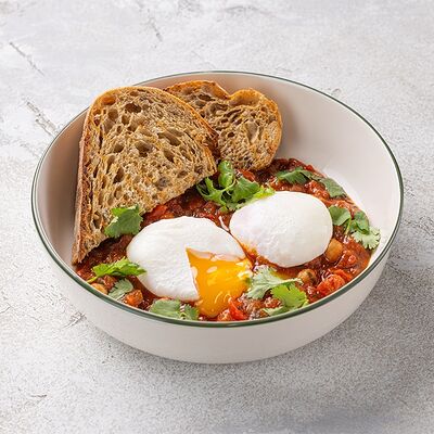Шакшука с цельнозерновым хлебом в Шоколадница по цене 510 ₽