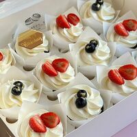12 капкейков с клубникой и голубикой HB в The.cakes_spb