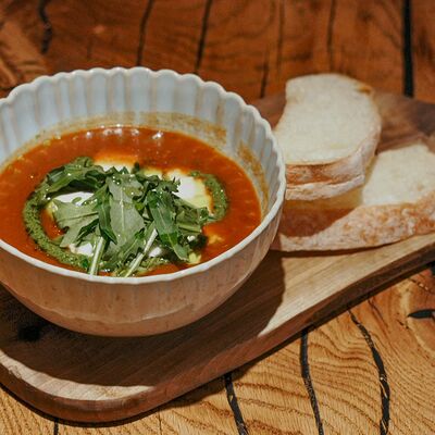 Томатный острый тосканский суп с моцареллой в Rekki Pizza & Cocktail Bar по цене 980 ₽