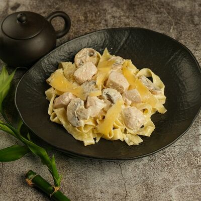 Паста с курицей и грибами в Zen по цене 480 ₽