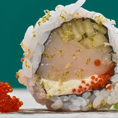 Ролл с гребешком, огурцом и крем-васаби в Sushi Please по цене 1190 ₽