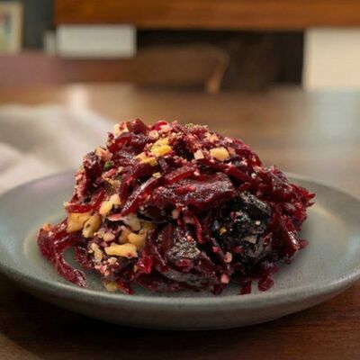 Салат со свеклой и черносливом в Кулинария Камин по цене 176 ₽