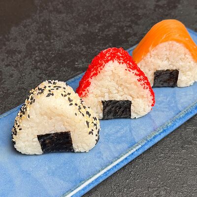 Онигири Калифорния 1 шт. в Лосось Sushi & Oysters по цене 250 ₽