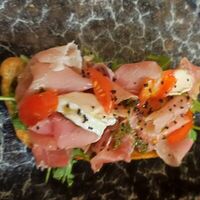 Брускетта с ростбифом, томатами черри и козьим сыром в Larionov Grill & Bar