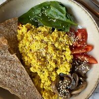 Скрэмбл с теплым хлебом в Veg Harmony Cafe