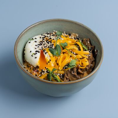 Сырная овсяная каша с грибами и беконом в HAND COFFEE по цене 650 ₽