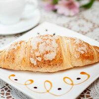 Круассан с заварным кремом и лимоном в La Vie Cafe