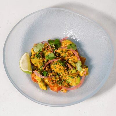 Севиче из тунца с томатами, авокадо и соусом манго-морковь в Эклерная по цене 690 ₽