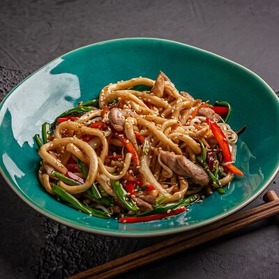 Удон с курицей, креветкой и овощами в 4Bo по цене 440 ₽
