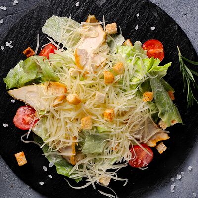 Цезарь с курицей в Tower pub по цене 509 ₽