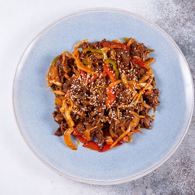 Говядина, обжаренная в остром соусе с рисом в Soju по цене 1700 ₽