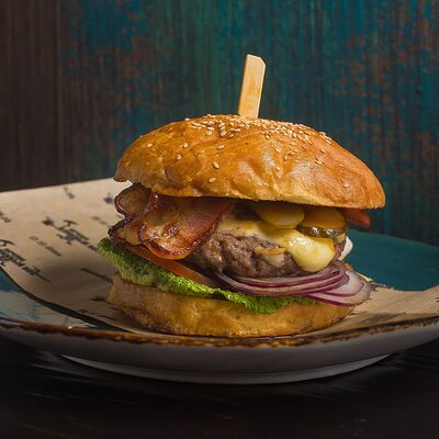 Бургер мясной с сыром, соусом гриль и ломтиком обжаренного бекона в Длинный нос по цене 650 ₽