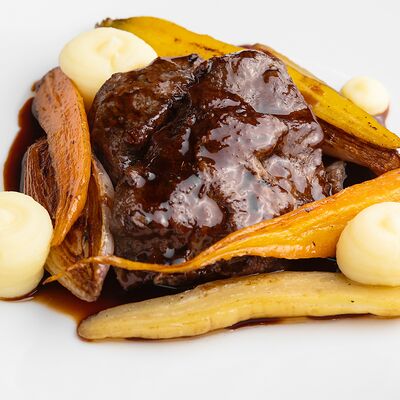 Говяжьи щечки с картофельным пюре и овощами в Mastersuit Cafe по цене 1480 ₽