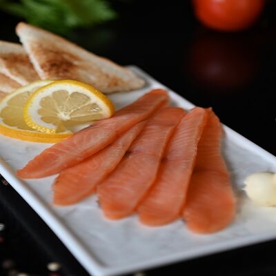 Семга слабосоленая с тостами и сливочным маслом в Трасса по цене 900 ₽