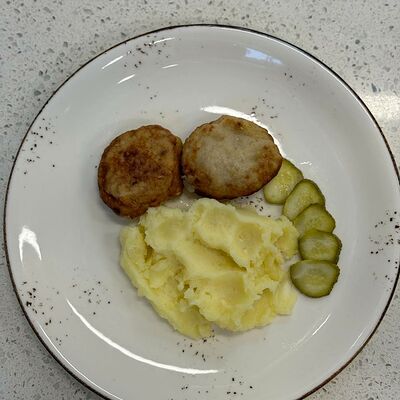 Котлетки домашние с картофельным пюре и огурчиком в Кофеин по цене 390