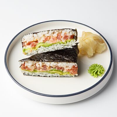Онигири тунец и авокадо в Avo kitchen & bar по цене 390 ₽