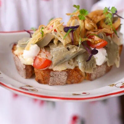 Бутерброд с груздями в Тарелочки по цене 790 ₽