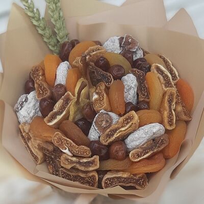 Букет из сухофруктов с сушеной грушей и хурмой в Buketonline - Съедобные букеты и клубника в шоколаде по цене 3960 ₽