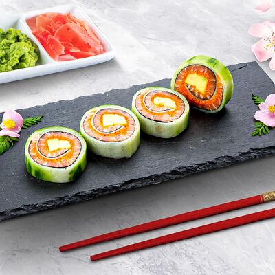 Овощной ролл с лососем в Sushi White Lux по цене 819 ₽