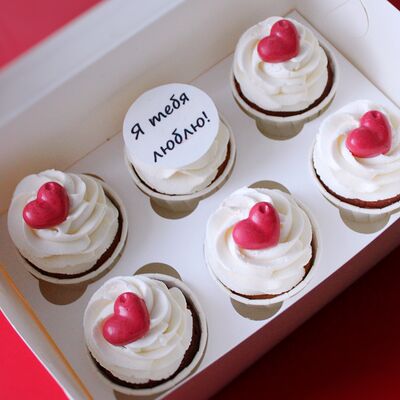  6 капкейков с шоколадными сердцами и табличкой Я тебя люблюв Savoro по цене 2990 ₽