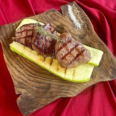 Медальоны из говяжьей вырезки в Вино и еда по цене 1490 ₽