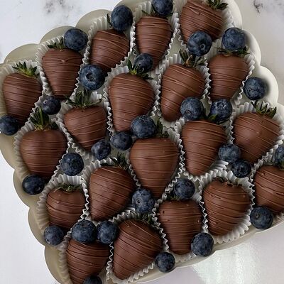 Клубника в шоколаде с голубикой в Любовь есть по цене 4000 ₽