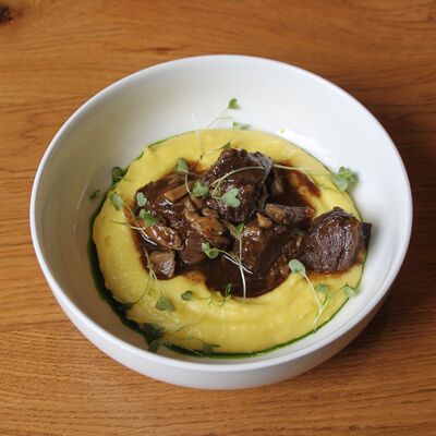 Томленые щеки с копченым картофельным пюре и вешенками в Гербарий по цене 830 ₽