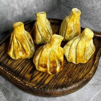 Хинкали, жаренные с сыром, зеленью и томатами в Ай-вай