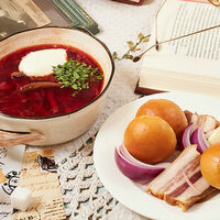 Борщ с говяжьей грудинкой, с деревенской сметаной, домашним салом и чесночными пампушками в Оливье